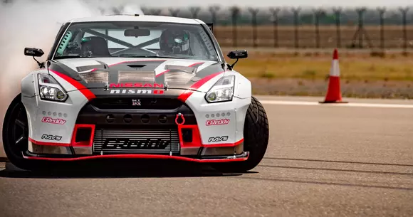 Un Nissan GT-R a intrat în Cartea Recordurilor după ce a realizat un drift la 305 km/h
