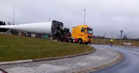 Cum se transportă o piesă de 73 de metri printr-un sens giratoriu! | VIDEO