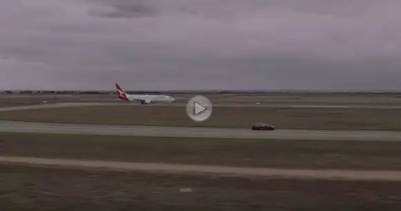 Tesla Model S își încordează mușchii în fața unui Boeing 737