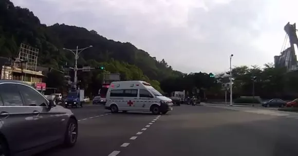 Ambulanța are prioritate! Vezi cele mai ciudate accidente în care a fost implicată o ambulanță! | VIDEO