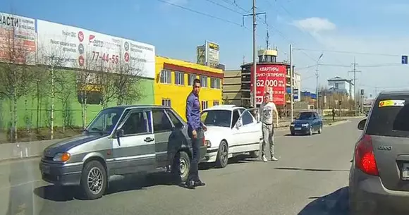 Au vrut să se ia la bătaie în trafic! La fața locului a apărut poliția! Vezi ce a urmat! | VIDEO