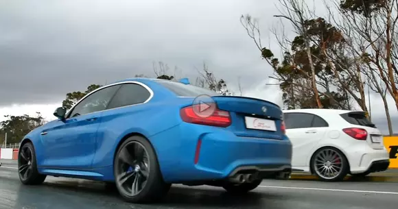 Finiș la fotografie într-un drag race între M2 Coupe și A45 AMG