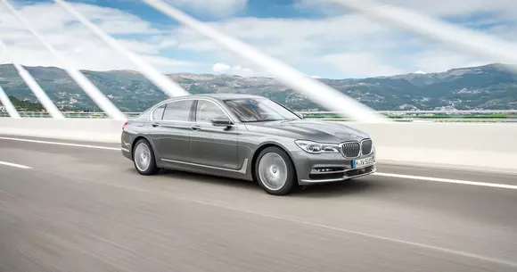 Vânzări premium iunie: BMW depășește Mercedes-Benz cu doar 650 de unități