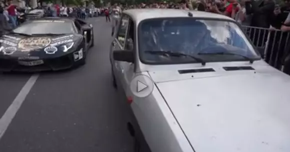 Dacia 1310 face față unui Lamborghini Aventador în timpul Gumball 3000