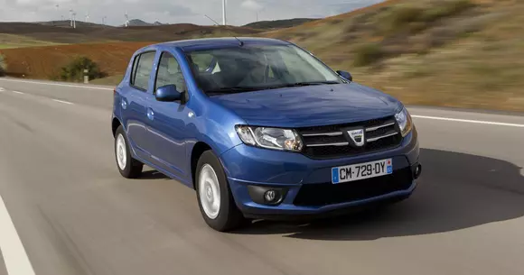Franța: Dacia Sandero bate Peugeot 208 și Renault Captur