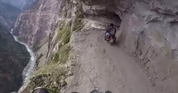 Ai risca să mergi pe aici? Acesta este unul dintre cele mai periculoase drumuri din lume! | VIDEO