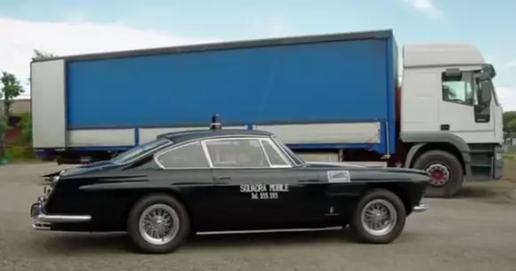 Când glumele devin realitate! Cum a ajuns să aibă poliția din Roma două Ferrari 250 GTE în dotare