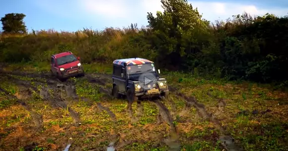 Încercarea moarte n-are! Poate Fiat Panda Cross să facă față unui Defender?