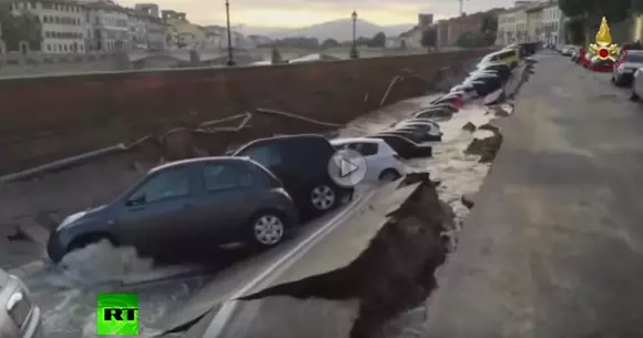 O groapă în asfalt a înghițit peste 20 de mașini