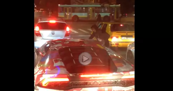 Un concurent Gumball 3000 face cunoștință cu băieții de la semafoarele bucureștene