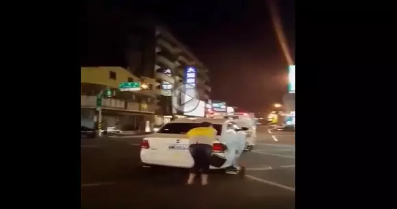 Moment penibil. Cum vrea o femeie să oprească hingherii auto