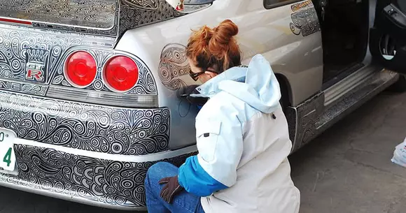 Art Car: Cum și-a desenat o artistă mașina. Rezultatul este fabulos!