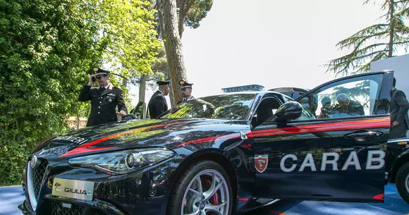 Un român a încercat să fure o mașină de poliție. Prins în fapt, a bătut trei polițiști