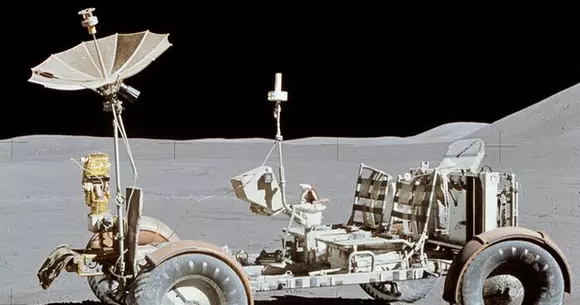 Cum ar fi să te duci cu mașina pe Lună? În cât timp ai ajunge?