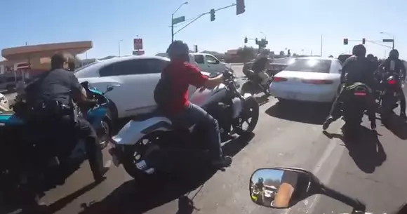 Un motociclist a fost filmat cum fuge de poliție. Ce lucru important și-a uitat la fața locului? | VIDEO