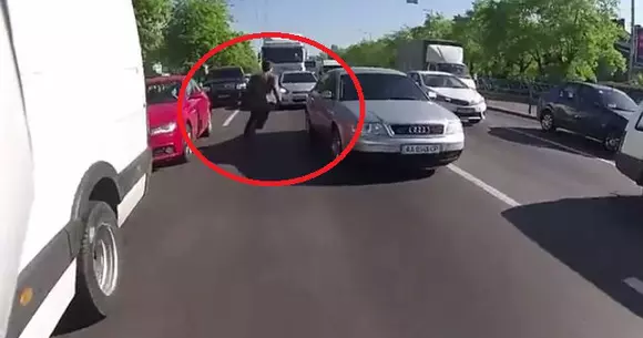 Un motociclist a ajuns erou național după un gest făcut în trafic | VIDEO