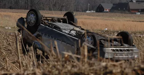 Trei lucruri pe care trebuie să le faci ca să ieși dintr-o mașină răsturnată