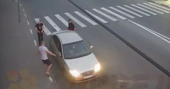 Prea furios! Ăsta e cel mai "nebun" șofer! Uite cum a distrus o mașină, deși era amenințat cu un pistol! | VIDEO