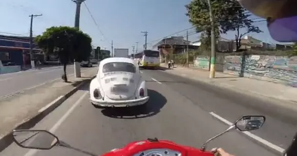 De ce nu e bine să te uiți în altă parte când mergi pe scuter! | VIDEO