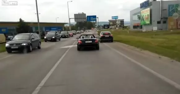 Toate mașinile se dau din calea ambulanței cu excepția unei! Vezi cum s-a comportat șoferul unei decapotabile! | VIDEO