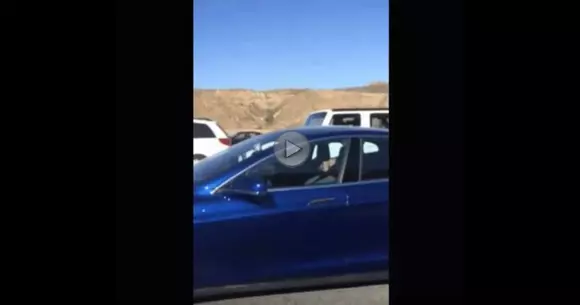 Șoferul doarme, iar Tesla Model S conduce