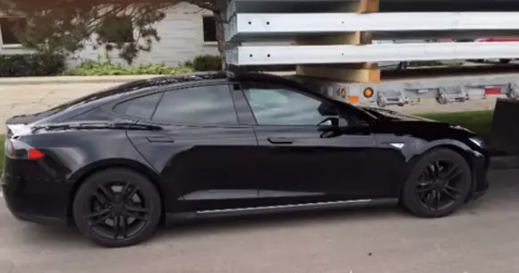 O Tesla Model S fără șofer provoacă un accident din cauza funcției Summon