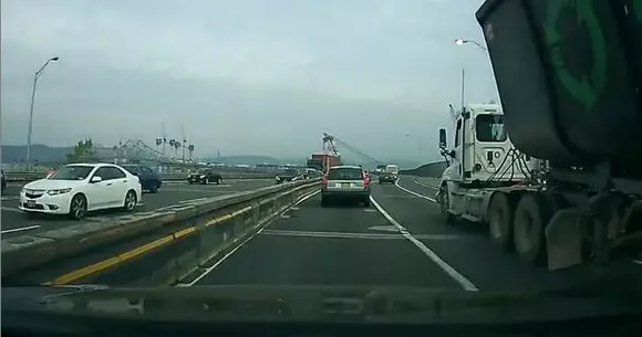 La un pas de tragedie! Uite cum a scăpat un șofer ca prin urechile acului! | VIDEO