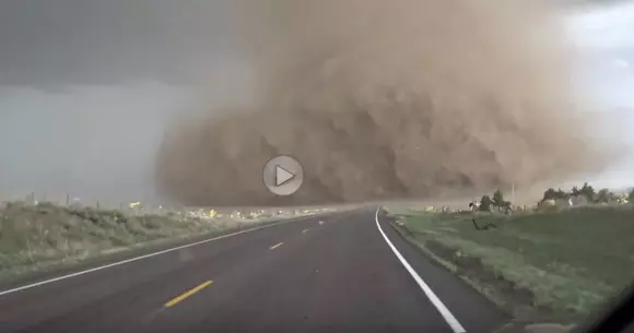 Imagini incredibile surprinse de vânătorii de tornade