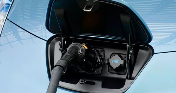 Un nou hypermaket trece pe eco și deschide 11 stații de încărcare pentru mașinile electrice