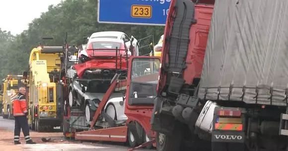 Tragedie: 7 Porsche Cayman GT4 au fost distruse într-un accident pe Autobahn