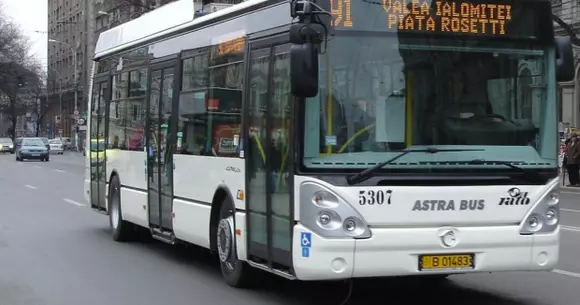 Accident bizar în capitală, după ce două troleibuze s-au luat la întrecere