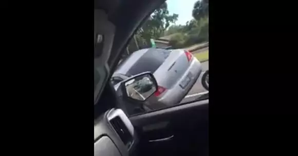 Şofer reţinut în SUA după ce a lovit intenţionat cu maşina un motociclist. Uite tentativa de omor! | VIDEO