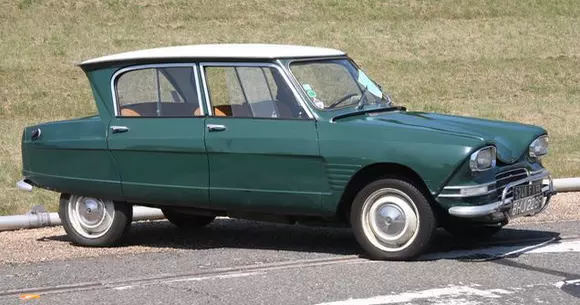 Mașinile mai vechi de 19 ani nu mai pot circula în Paris în zilele lucrătoare. Legea nu se aplică și în cazul vehiculelor istorice!