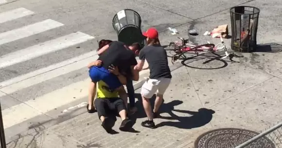 Un șofer și un biciclist s-au luat la bătaie în centrul New York-ului! În cât timp a venit poliția? | VIDEO