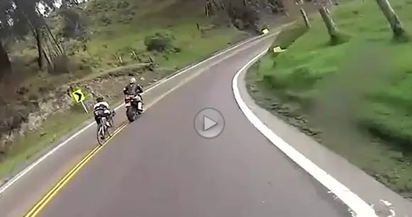 Când nu prea te pricepi să te dai pe motor, iar un biciclist te depășește