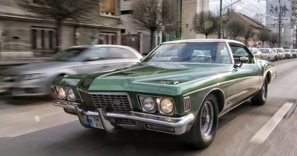 Visul american trăit în Timișoara! Iată povestea lui Alex, tânărul care conduce un superb Buick Riviera din 1972 (VIDEO)
