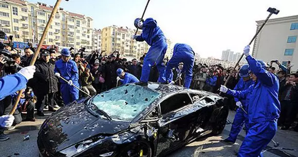 Mașinile, preferate pentru "Terapia prin distrugere"