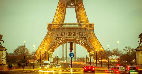 Franța face un pas important în numele ecologiei: mașinile mai vechi de 19 ani nu mai pot circula în Paris în zilele lucrătoare