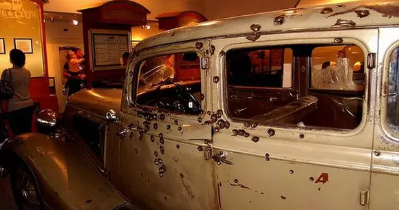 Povestea celei mai celebre mașini ciuruite! Fordul V8, mașina modificată în care și-au găsit sfârșitul Bonnie și Clyde