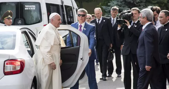 Fotografia zilei: Papa Francisc a folosit o Dacia Logan în timpul vizitei din Armenia