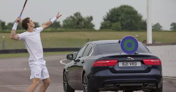 Andy Murray face un schimb de mingi cu Jaguar