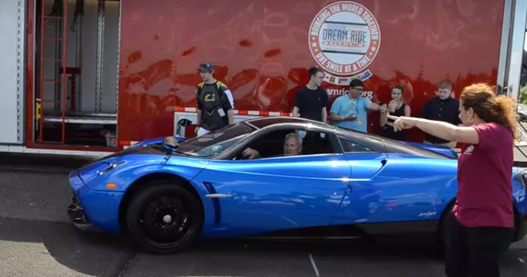 Cum pornești un Pagani Huayra rămas fără baterie? Îi dai curent de la BMW X6M! (VIDEO)