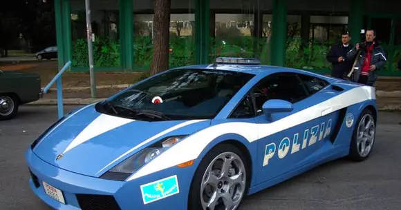 Trei lucruri futuristice cu care ar putea fi echipate mașinile de poliție ale viitorului