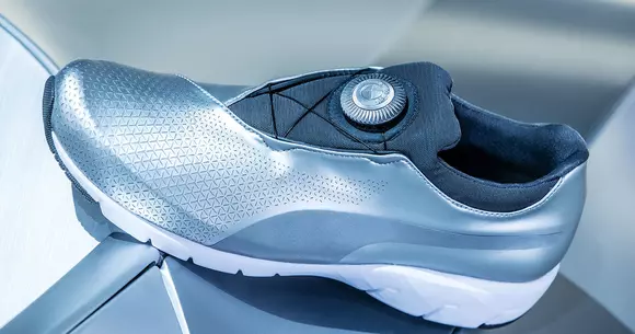 Conceptul BMW GINA Light Visionary se reîntrupează sub forma unor pantofi sport