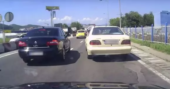 Doi șoferi români s-au șicanat în trafic! S-au înjurat, s-au amenințat și au fost aproape de a provoca un accident | VIDEO