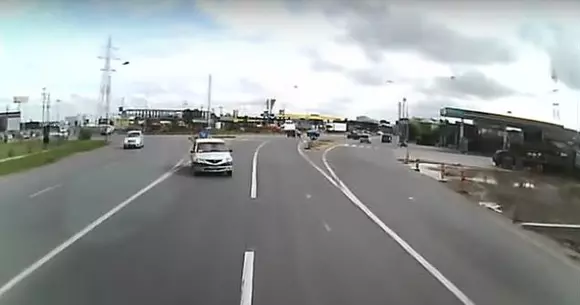 Se întâmplă în România. Un taximetrist a intrat pe contrasens și s-a izbit de un autocamion. A fost o manevră sinucigașă? | VIDEO