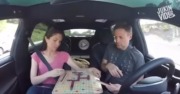 Iată ce poți face când un Model S merge cu Autopilot