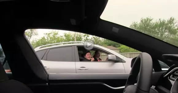 A pus un Model S pe Autopilot și s-a ascuns. Reacția celorlalți șoferi e de milioane