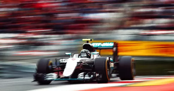 Formula 1 – Hamilton câștigă în Austria după un incident cu Rosberg în ultimul tur. Tensiunea în echipă crește.