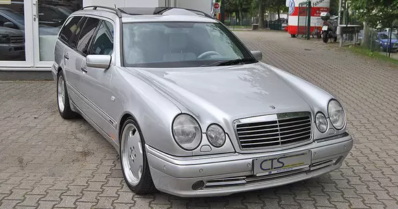 Un Mercedes-Benz E 55 AMG T-Modell din colecția lui Michael Schumacher a fost scos la vânzare